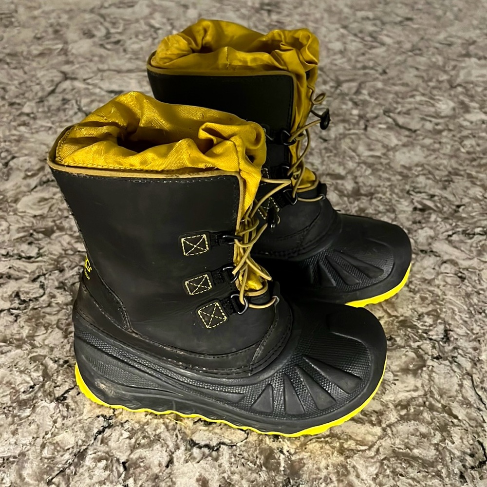 UGG Kids Ludvig waterproof Snow Boot kids size 3